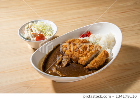 A type of pork cutlet curry commonly seen in city restaurants A type of pork cutlet curry commonly seen in city restaurants 134179110