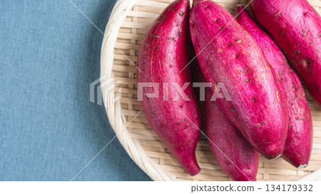 絲滑的地瓜盛放在竹籃裡 134179332