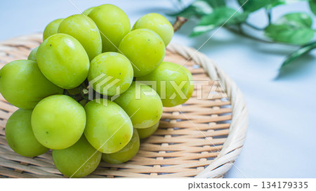 盛放在竹籃中的 Shine Muscat 葡萄 134179335