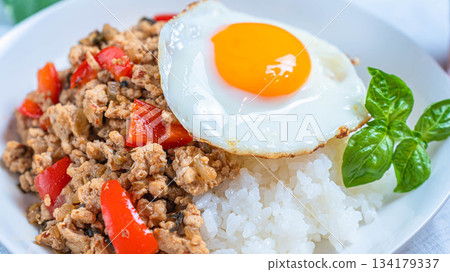 五彩繽紛的蓋包飯,配上羅勒和煎蛋 五彩繽紛的蓋包飯,配上羅勒和煎蛋 134179337