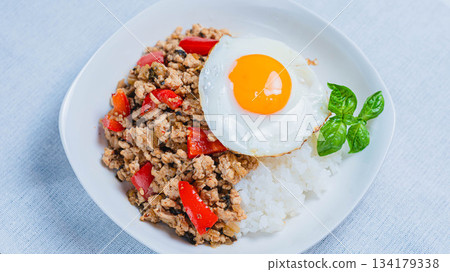 五彩繽紛的蓋包飯,配上羅勒和煎蛋 五彩繽紛的蓋包飯,配上羅勒和煎蛋 134179338