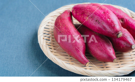 絲滑的地瓜盛放在竹籃裡 134179467