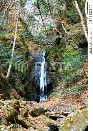 [大瀧瀑布位於多西村的大瀧瀑布和梅塔基瀑布右側，水流湍急，氣勢磅礴] 134180345