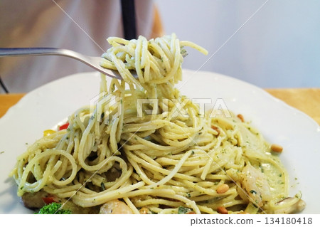 叉子上的義式青醬面特寫 134180418