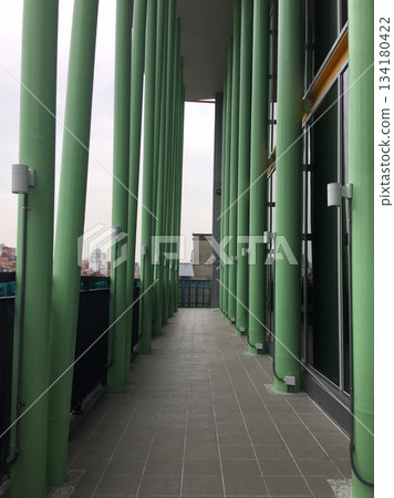 採用許多綠色大圓柱的特殊建築 採用許多綠色大圓柱的特殊建築 134180422