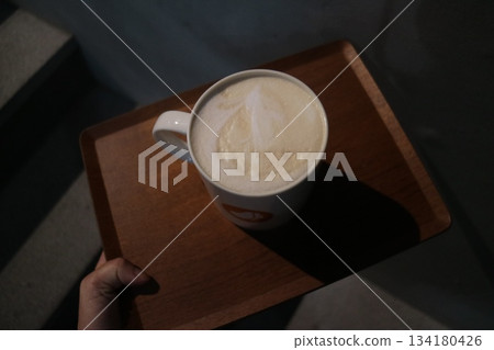 木托盤上的馬克杯拉花 134180426