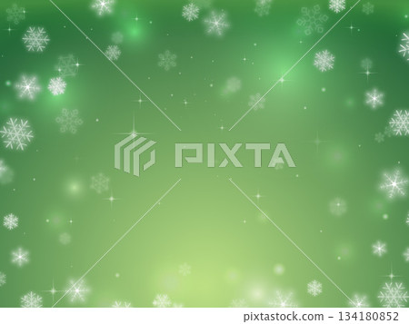閃閃發光的雪花飄落，背景是綠色的。 134180852