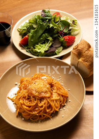 包含義大利麵套餐、蔬菜沙拉、麵包和葡萄酒 134181615