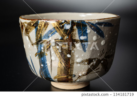 Kenzan-style tea bowl with snow and bamboo grass design | A charming matcha bowl Kenzan-style tea bowl with snow and bamboo grass design | A charming matcha bowl 134181719