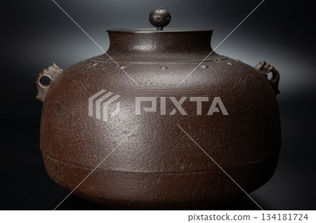 東政壺 2 | 一款由日本鑄鐵(鐵砂)製成的茶道壺,是奉雲齋鍾愛的茶壺的複製品。 東政壺 2 | 一款由日本鑄鐵(鐵砂)製成的茶道壺,是奉雲齋鍾愛的茶壺的複製品。 134181724
