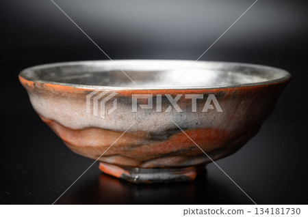 一對佐佐木昭樂(Sokuchusai)的金銀島形底座茶碗,6 | 一對佐佐木昭樂三世(Sasaki Shoraku III)的紅黑茶碗 一對佐佐木昭樂(Sokuchusai)的金銀島形底座茶碗,6 | 一對佐佐木昭樂三世(Sasaki Shoraku III)的紅黑茶碗 134181730