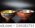 一對紅底金銀紋的樂燒茶碗（第一部分）| 一對精美的川崎和樂樂燒茶碗 134181733