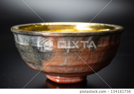 紅陶島式茶碗,金銀雙色(4件套)| 一對精美的紅陶茶碗 紅陶島式茶碗,金銀雙色(4件套)| 一對精美的紅陶茶碗 134181736
