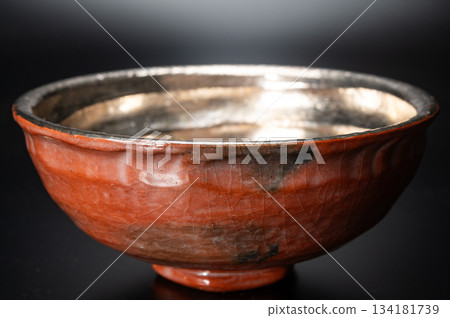 Red Raku Shimadai 茶碗,金銀一對,7 | |川崎和樂的一對華麗的樂燒茶碗 Red Raku Shimadai 茶碗,金銀一對,7 | |川崎和樂的一對華麗的樂燒茶碗 134181739