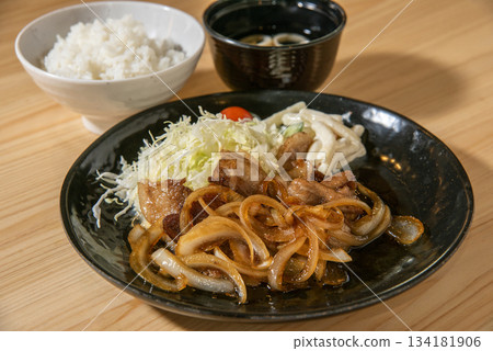 鎮上餐廳：豬肉薑汁套餐 134181906