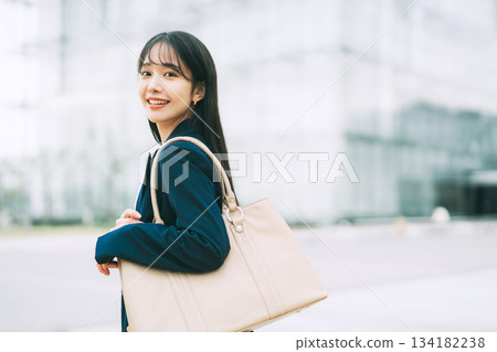 背景中有辦公樓的女商人 134182238