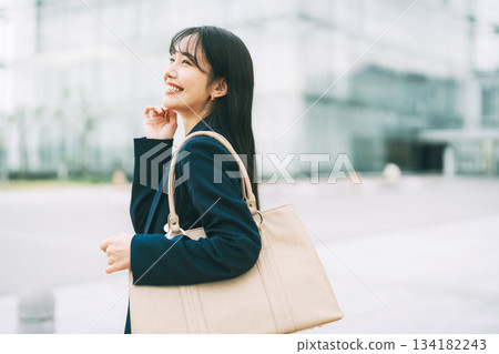 背景中有辦公樓的女商人 134182243