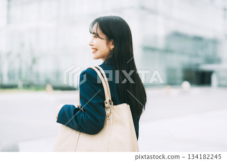 背景中有辦公樓的女商人 134182245