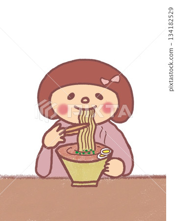 一個留著波波頭的女孩正在大口吃拉麵 一個留著波波頭的女孩正在大口吃拉麵 134182529