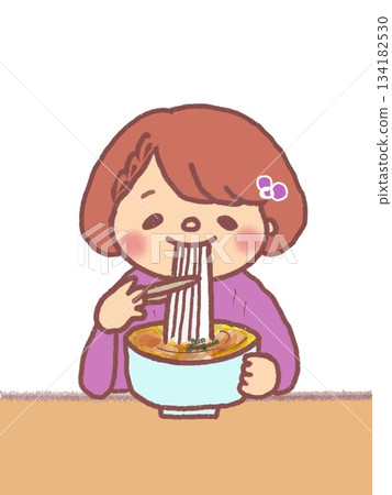 一個留著波波頭的女孩正在大口吃烏龍麵。 134182530