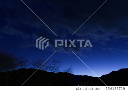 一座雲在山上 一座雲在山上 134182719