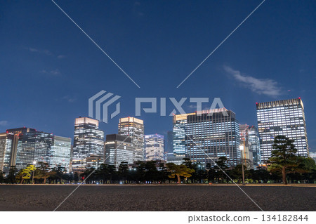 "Tokyo" Night view of Marunouchi business district 134182844