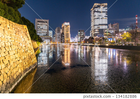 東京：丸之內夜景倒映在護城河中 134182886