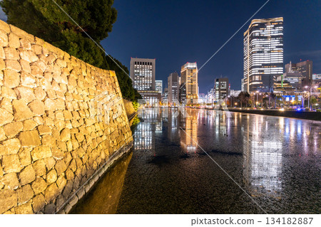 Tokyo: The night view of Marunouchi reflected in the moat 134182887