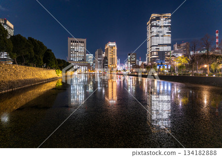 東京：丸之內夜景倒映在護城河中 134182888
