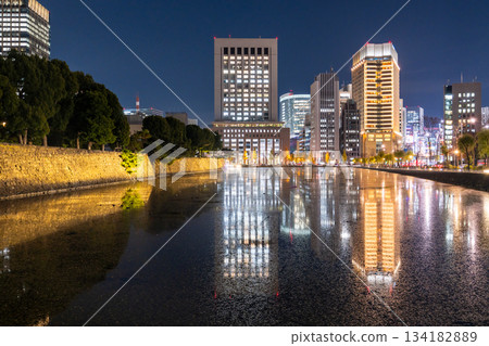 東京：丸之內夜景倒映在護城河中 134182889