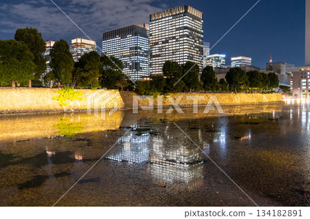 東京：丸之內夜景倒映在護城河中 134182891