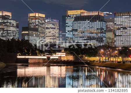 東京：丸之內夜景倒映在護城河中 134182895