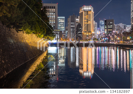 東京：丸之內夜景倒映在護城河中 134182897
