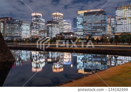 Tokyo: The night view of Marunouchi reflected in the moat 134182899