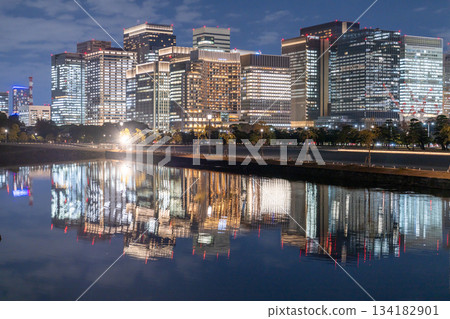 Tokyo: The night view of Marunouchi reflected in the moat 134182901