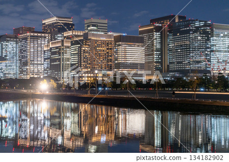 Tokyo: The night view of Marunouchi reflected in the moat 134182902