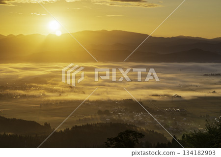 Early autumn scenery in Ugo Town, Akita Prefecture, a sea of clouds dyed by the morning glow 134182903