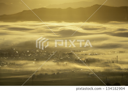 Early autumn scenery in Ugo Town, Akita Prefecture, with the townscape shrouded in a sea of clouds Early autumn scenery in Ugo Town, Akita Prefecture, with the townscape shrouded in a sea of clouds 134182904