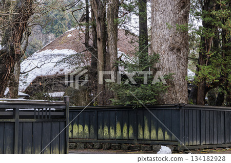 秋田縣角館武士宅邸的黑色牆壁和茅草屋頂 134182928