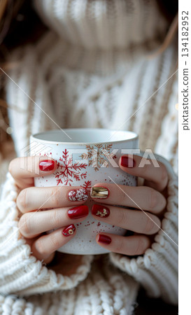 冬日里，塗著聖誕美甲的雙手拿著馬克杯，特寫鏡頭 134182952