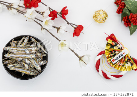 Rice crackers, plums and mizuhiki New Year decorations 134182971