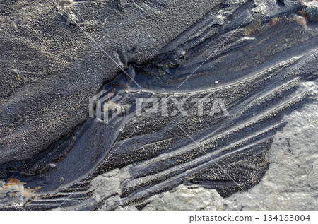 海邊和海浪的美麗和神秘。來來去去的波浪,水的圖案就像大地的呼吸。 海邊和海浪的美麗和神秘。來來去去的波浪,水的圖案就像大地的呼吸。 134183004