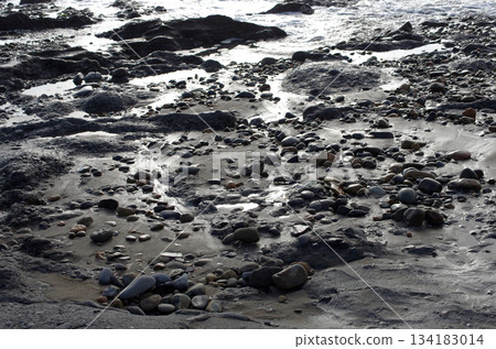 海邊和海浪的美麗和神秘。來來去去的波浪,水的圖案就像大地的呼吸。 海邊和海浪的美麗和神秘。來來去去的波浪,水的圖案就像大地的呼吸。 134183014