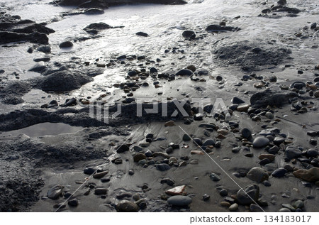 海邊和海浪的美麗和神秘。來來去去的波浪,水的圖案就像大地的呼吸。 海邊和海浪的美麗和神秘。來來去去的波浪,水的圖案就像大地的呼吸。 134183017