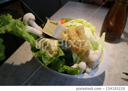 碗中新鮮蔬菜的特寫 碗中新鮮蔬菜的特寫 134183228