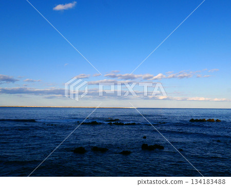 今天,熟悉的海岸線和大海在深秋的氣息中,閃耀著柔和而豐沛的光芒。 今天,熟悉的海岸線和大海在深秋的氣息中,閃耀著柔和而豐沛的光芒。 134183488