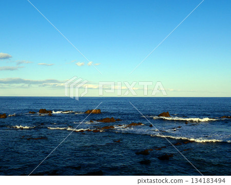 今天，熟悉的海岸線和大海在深秋的氣息中，閃耀著柔和而豐沛的光芒。 134183494