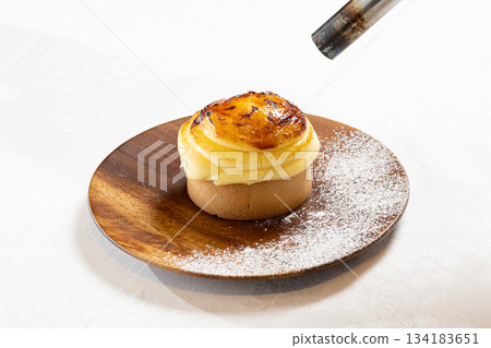 用爐子烤焦糖布丁的圖片 用爐子烤焦糖布丁的圖片 134183651