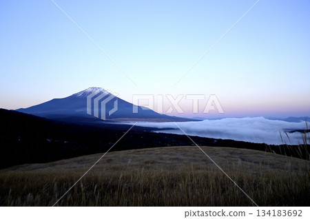 十一月,富士山的黎明(照片攝於山中湖村妙神山全景附近) 十一月,富士山的黎明(照片攝於山中湖村妙神山全景附近) 134183692