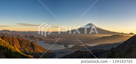 黃昏的富士山和河口湖 134183785